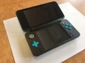 KONSOLA NEW NINTENDO 2DS XL NIEBIESKO-CZARNA + ŁADOWARKA + RYSIK + ETUI