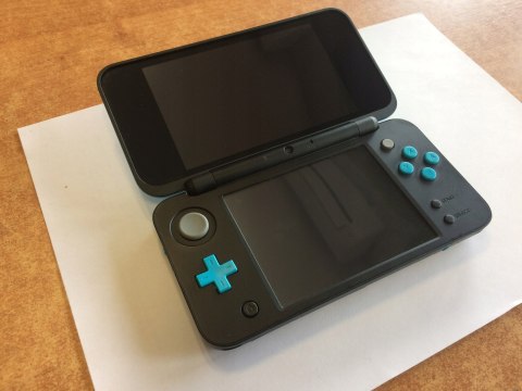 KONSOLA NEW NINTENDO 2DS XL NIEBIESKO-CZARNA + ŁADOWARKA + RYSIK + ETUI KONSOLA NEW NINTENDO 2DS XL NIEBIESKO-CZARNA + ŁADOWARKA + RYSIK + ETUI