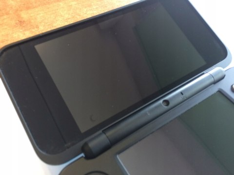 KONSOLA NEW NINTENDO 2DS XL NIEBIESKO-CZARNA + ŁADOWARKA + RYSIK + ETUI KONSOLA NEW NINTENDO 2DS XL NIEBIESKO-CZARNA + ŁADOWARKA + RYSIK + ETUI