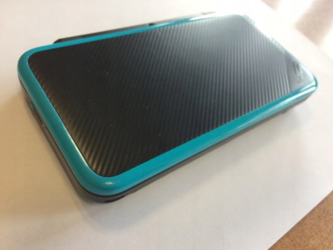 KONSOLA NEW NINTENDO 2DS XL NIEBIESKO-CZARNA + ŁADOWARKA + RYSIK + ETUI KONSOLA NEW NINTENDO 2DS XL NIEBIESKO-CZARNA + ŁADOWARKA + RYSIK + ETUI