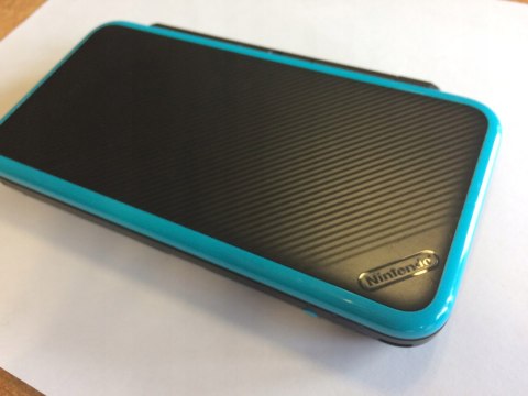 KONSOLA NEW NINTENDO 2DS XL NIEBIESKO-CZARNA + ŁADOWARKA + RYSIK + ETUI KONSOLA NEW NINTENDO 2DS XL NIEBIESKO-CZARNA + ŁADOWARKA + RYSIK + ETUI