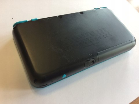 KONSOLA NEW NINTENDO 2DS XL NIEBIESKO-CZARNA + ŁADOWARKA + RYSIK + ETUI KONSOLA NEW NINTENDO 2DS XL NIEBIESKO-CZARNA + ŁADOWARKA + RYSIK + ETUI