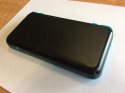 KONSOLA NEW NINTENDO 2DS XL NIEBIESKO-CZARNA + ŁADOWARKA + RYSIK + ETUI