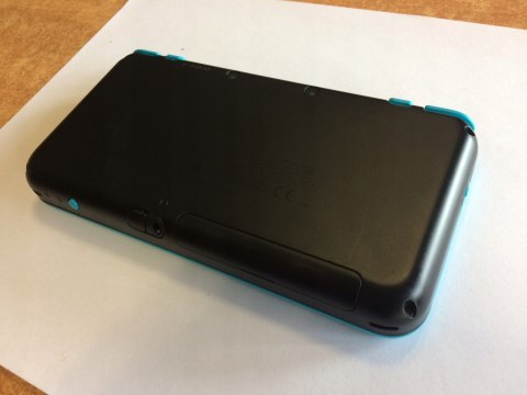 KONSOLA NEW NINTENDO 2DS XL NIEBIESKO-CZARNA + ŁADOWARKA + RYSIK + ETUI KONSOLA NEW NINTENDO 2DS XL NIEBIESKO-CZARNA + ŁADOWARKA + RYSIK + ETUI