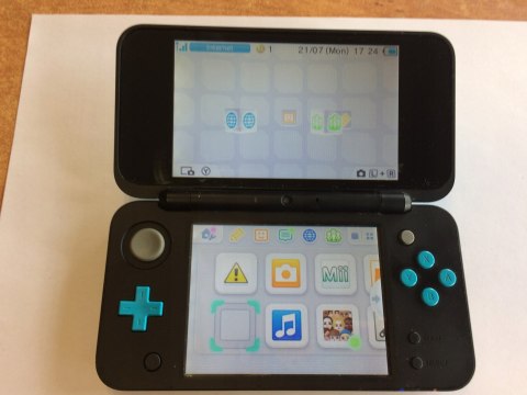 KONSOLA NEW NINTENDO 2DS XL NIEBIESKO-CZARNA + ŁADOWARKA + RYSIK KONSOLA NEW NINTENDO 2DS XL NIEBIESKO-CZARNA + ŁADOWARKA + RYSIK