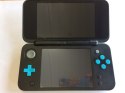 KONSOLA NEW NINTENDO 2DS XL NIEBIESKO-CZARNA + ŁADOWARKA + RYSIK