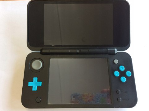KONSOLA NEW NINTENDO 2DS XL NIEBIESKO-CZARNA + ŁADOWARKA + RYSIK KONSOLA NEW NINTENDO 2DS XL NIEBIESKO-CZARNA + ŁADOWARKA + RYSIK