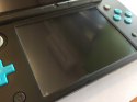 KONSOLA NEW NINTENDO 2DS XL NIEBIESKO-CZARNA + ŁADOWARKA + RYSIK
