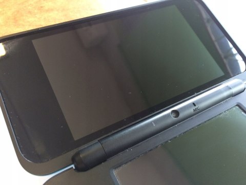 KONSOLA NEW NINTENDO 2DS XL NIEBIESKO-CZARNA + ŁADOWARKA + RYSIK KONSOLA NEW NINTENDO 2DS XL NIEBIESKO-CZARNA + ŁADOWARKA + RYSIK