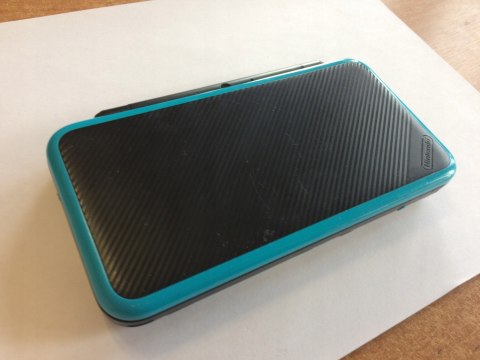 KONSOLA NEW NINTENDO 2DS XL NIEBIESKO-CZARNA + ŁADOWARKA + RYSIK KONSOLA NEW NINTENDO 2DS XL NIEBIESKO-CZARNA + ŁADOWARKA + RYSIK