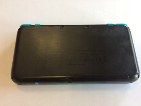 KONSOLA NEW NINTENDO 2DS XL NIEBIESKO-CZARNA + ŁADOWARKA + RYSIK KONSOLA NEW NINTENDO 2DS XL NIEBIESKO-CZARNA + ŁADOWARKA + RYSIK
