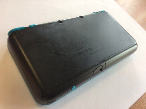 KONSOLA NEW NINTENDO 2DS XL NIEBIESKO-CZARNA + ŁADOWARKA + RYSIK KONSOLA NEW NINTENDO 2DS XL NIEBIESKO-CZARNA + ŁADOWARKA + RYSIK