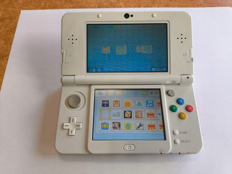 KONSOLA NEW NINTENDO 3DS BIAŁA + USB + RYSIK + COVER PLATE MARIO KONSOLA NEW NINTENDO 3DS BIAŁA + USB + RYSIK + COVER PLATE MARIO