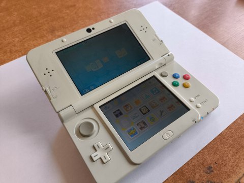 KONSOLA NEW NINTENDO 3DS BIAŁA + USB + RYSIK + COVER PLATE MARIO KONSOLA NEW NINTENDO 3DS BIAŁA + USB + RYSIK + COVER PLATE MARIO