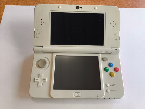 KONSOLA NEW NINTENDO 3DS BIAŁA + USB + RYSIK + COVER PLATE MARIO KONSOLA NEW NINTENDO 3DS BIAŁA + USB + RYSIK + COVER PLATE MARIO