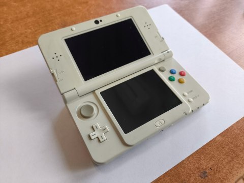 KONSOLA NEW NINTENDO 3DS BIAŁA + USB + RYSIK + COVER PLATE MARIO KONSOLA NEW NINTENDO 3DS BIAŁA + USB + RYSIK + COVER PLATE MARIO