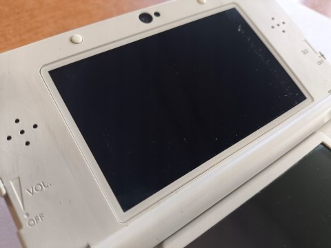 KONSOLA NEW NINTENDO 3DS BIAŁA + USB + RYSIK + COVER PLATE MARIO KONSOLA NEW NINTENDO 3DS BIAŁA + USB + RYSIK + COVER PLATE MARIO