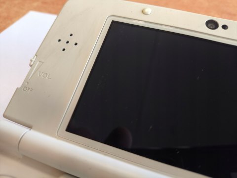 KONSOLA NEW NINTENDO 3DS BIAŁA + USB + RYSIK + COVER PLATE MARIO KONSOLA NEW NINTENDO 3DS BIAŁA + USB + RYSIK + COVER PLATE MARIO