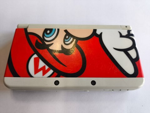 KONSOLA NEW NINTENDO 3DS BIAŁA + USB + RYSIK + COVER PLATE MARIO KONSOLA NEW NINTENDO 3DS BIAŁA + USB + RYSIK + COVER PLATE MARIO