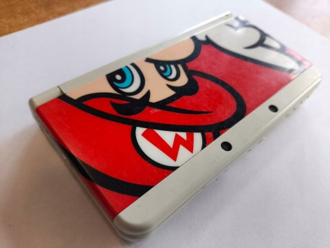 KONSOLA NEW NINTENDO 3DS BIAŁA + USB + RYSIK + COVER PLATE MARIO KONSOLA NEW NINTENDO 3DS BIAŁA + USB + RYSIK + COVER PLATE MARIO