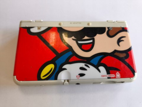 KONSOLA NEW NINTENDO 3DS BIAŁA + USB + RYSIK + COVER PLATE MARIO KONSOLA NEW NINTENDO 3DS BIAŁA + USB + RYSIK + COVER PLATE MARIO