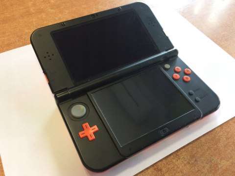 KONSOLA NEW NINTENDO 3DS XL POMARAŃCZOWO-CZARNA + RYSIK + USB + ETUI KONSOLA NEW NINTENDO 3DS XL POMARAŃCZOWO-CZARNA + RYSIK + USB + ETUI