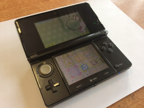 KONSOLA NINTENDO 3DS CZARNA + ŁADOWARKA + RYSIK + KARTA PAMIĘCI KONSOLA NINTENDO 3DS CZARNA + ŁADOWARKA + RYSIK + KARTA PAMIĘCI