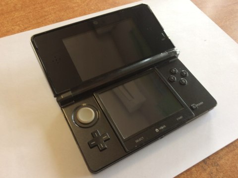 KONSOLA NINTENDO 3DS CZARNA + ŁADOWARKA + RYSIK + KARTA PAMIĘCI KONSOLA NINTENDO 3DS CZARNA + ŁADOWARKA + RYSIK + KARTA PAMIĘCI