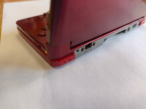 KONSOLA NINTENDO 3DS CZERWONA - USZKODZONA KONSOLA NINTENDO 3DS CZERWONA - USZKODZONA