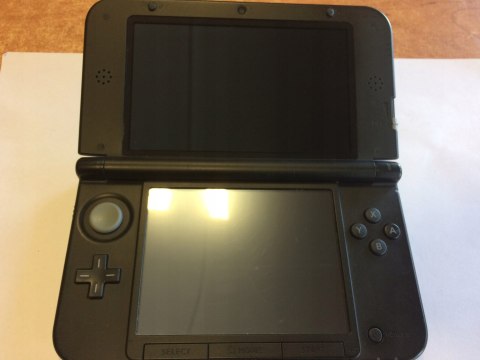 KONSOLA NINTENDO 3DS XL SREBRNO-CZARNA + RYSIK + USB KONSOLA NINTENDO 3DS XL SREBRNO-CZARNA + RYSIK + USB