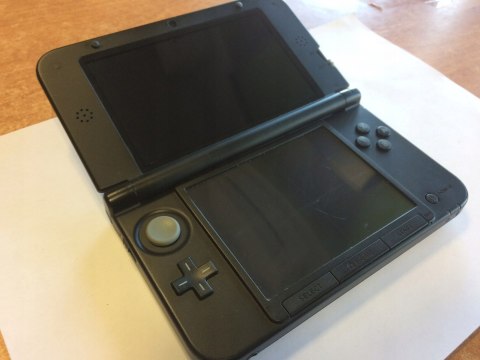 KONSOLA NINTENDO 3DS XL SREBRNO-CZARNA + RYSIK + USB KONSOLA NINTENDO 3DS XL SREBRNO-CZARNA + RYSIK + USB