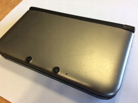 KONSOLA NINTENDO 3DS XL SREBRNO-CZARNA + RYSIK + USB KONSOLA NINTENDO 3DS XL SREBRNO-CZARNA + RYSIK + USB