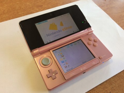 KONSOLA NINTENDO 3DS RÓŻOWA + ŁADOWARKA KONSOLA NINTENDO 3DS RÓŻOWA + ŁADOWARKA