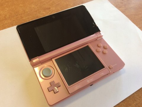 KONSOLA NINTENDO 3DS RÓŻOWA + ŁADOWARKA KONSOLA NINTENDO 3DS RÓŻOWA + ŁADOWARKA