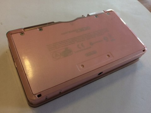 KONSOLA NINTENDO 3DS RÓŻOWA + ŁADOWARKA KONSOLA NINTENDO 3DS RÓŻOWA + ŁADOWARKA