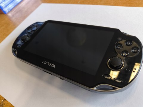 KONSOLA SONY PS VITA OLED WI-FI/3G + KARTA 4GB + ŁADOWARKA KONSOLA SONY PS VITA OLED WI-FI/3G + KARTA 4GB + ŁADOWARKA
