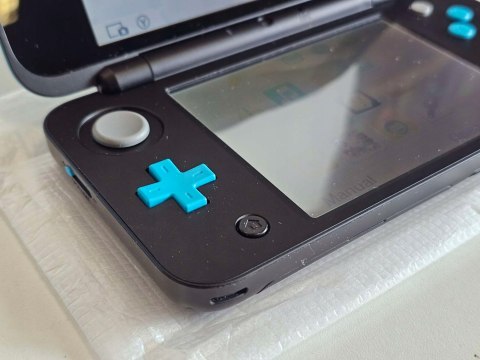 ZADBANA KONSOLA NEW NINTENDO 2DS XL NIEBIESKO-CZARNA + ŁADOWARKA + PUDEŁKO ZADBANA KONSOLA NEW NINTENDO 2DS XL NIEBIESKO-CZARNA + ŁADOWARKA + PUDEŁKO