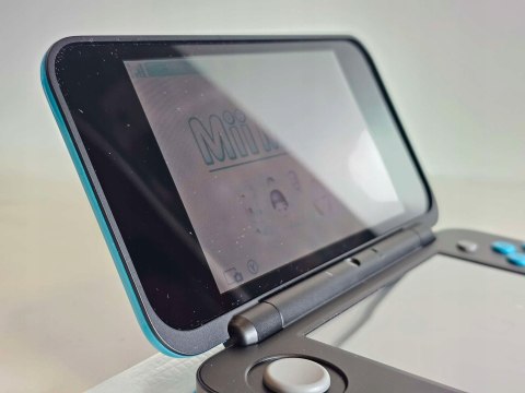 ZADBANA KONSOLA NEW NINTENDO 2DS XL NIEBIESKO-CZARNA + ŁADOWARKA + PUDEŁKO ZADBANA KONSOLA NEW NINTENDO 2DS XL NIEBIESKO-CZARNA + ŁADOWARKA + PUDEŁKO