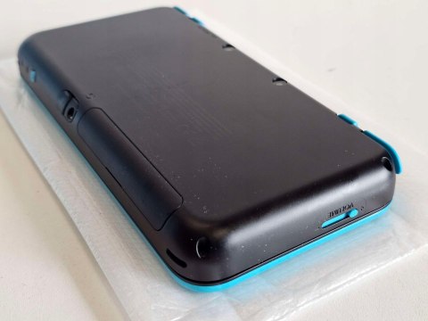 ZADBANA KONSOLA NEW NINTENDO 2DS XL NIEBIESKO-CZARNA + ŁADOWARKA + PUDEŁKO ZADBANA KONSOLA NEW NINTENDO 2DS XL NIEBIESKO-CZARNA + ŁADOWARKA + PUDEŁKO
