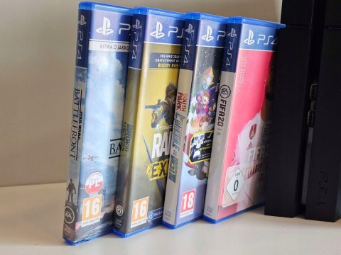 ZADBANA KONSOLA PLAYSTATION 4 500GB 1216A + PAD + 4 GRY ZADBANA KONSOLA PLAYSTATION 4 500GB 1216A + PAD + 4 GRY