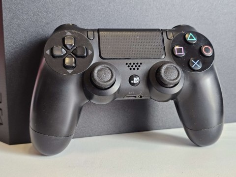 ZADBANA KONSOLA PLAYSTATION 4 500GB 1216A + PAD + 4 GRY ZADBANA KONSOLA PLAYSTATION 4 500GB 1216A + PAD + 4 GRY