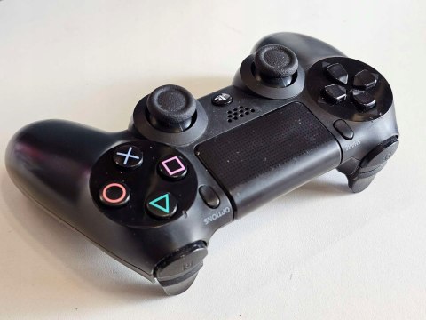 ZADBANA KONSOLA PLAYSTATION 4 500GB 1216A + PAD + 4 GRY ZADBANA KONSOLA PLAYSTATION 4 500GB 1216A + PAD + 4 GRY