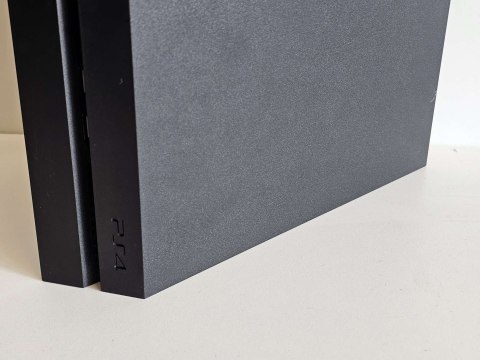ZADBANA KONSOLA PLAYSTATION 4 500GB 1216A + PAD + 4 GRY ZADBANA KONSOLA PLAYSTATION 4 500GB 1216A + PAD + 4 GRY