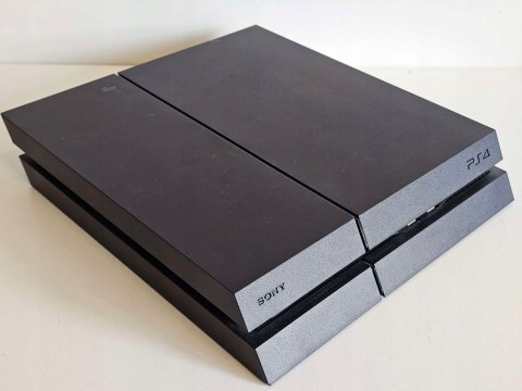 ZADBANA KONSOLA PLAYSTATION 4 500GB 1216A + PAD + 4 GRY ZADBANA KONSOLA PLAYSTATION 4 500GB 1216A + PAD + 4 GRY