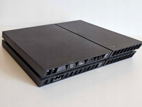 ZADBANA KONSOLA PLAYSTATION 4 500GB 1216A + PAD + 4 GRY ZADBANA KONSOLA PLAYSTATION 4 500GB 1216A + PAD + 4 GRY