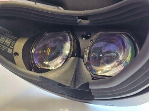ZADBANE GOGLE SONY PLAYSTATION VR2 PS5 + KONTROLERY + ŁADOWARKA ZADBANE GOGLE SONY PLAYSTATION VR2 PS5 + KONTROLERY + ŁADOWARKA