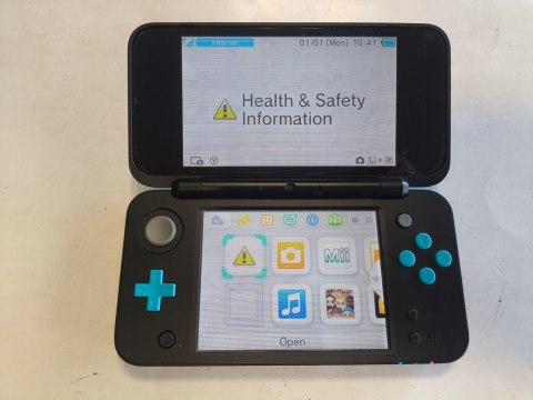 KONSOLA NEW NINTENDO 2DS XL NIEBIESKO-CZARNA + ŁADOWARKA + RYSIK + ETUI KONSOLA NEW NINTENDO 2DS XL NIEBIESKO-CZARNA + ŁADOWARKA + RYSIK + ETUI
