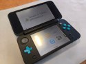 KONSOLA NEW NINTENDO 2DS XL NIEBIESKO-CZARNA + ŁADOWARKA + RYSIK + ETUI