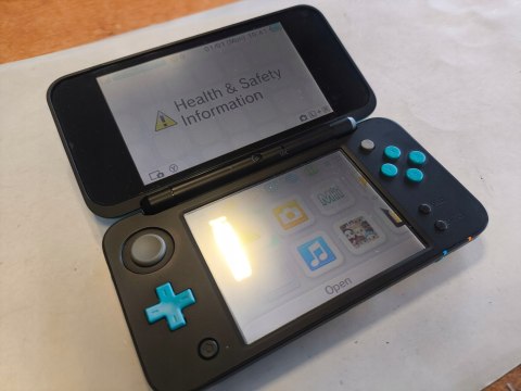 KONSOLA NEW NINTENDO 2DS XL NIEBIESKO-CZARNA + ŁADOWARKA + RYSIK + ETUI KONSOLA NEW NINTENDO 2DS XL NIEBIESKO-CZARNA + ŁADOWARKA + RYSIK + ETUI