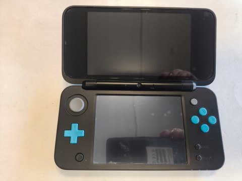 KONSOLA NEW NINTENDO 2DS XL NIEBIESKO-CZARNA + ŁADOWARKA + RYSIK + ETUI KONSOLA NEW NINTENDO 2DS XL NIEBIESKO-CZARNA + ŁADOWARKA + RYSIK + ETUI